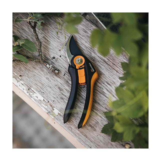 Fiskars Bypass-Gartenschere Plus SmartFit P541