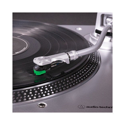 Audio-Technica AT-LP120X Direktangetriebener Plattenspieler. silber