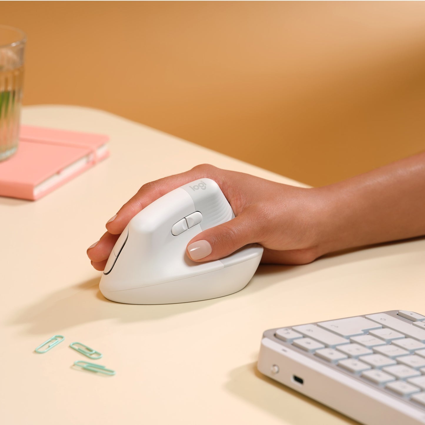 LOGITECH Lift for Mac Vertical mouse ergonomic optical 6 buttons wireless Bluetooth Bolt USB receiver off-white