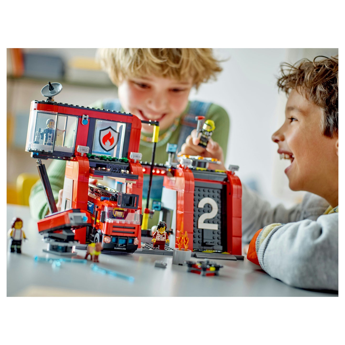 LEGO City Feuerwehrstation mit Drehleiterfahrzeug 60414