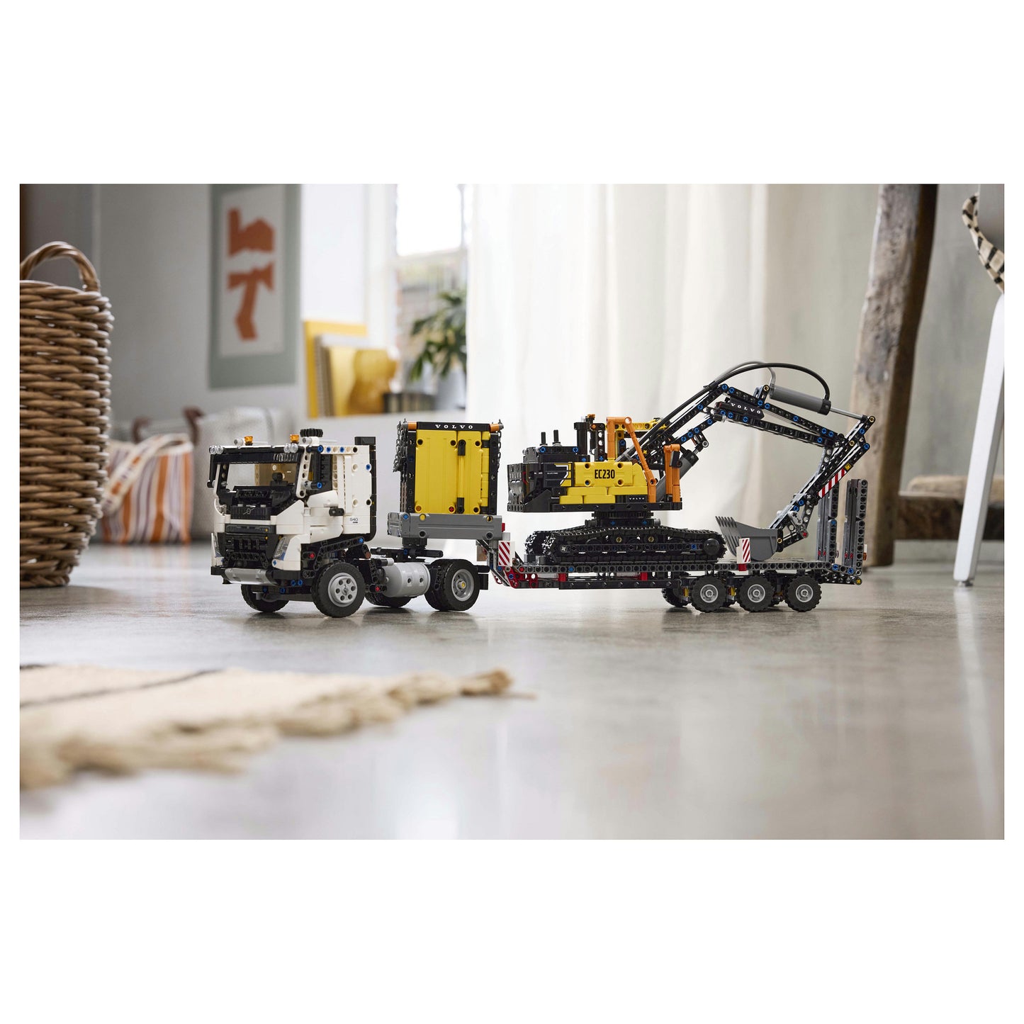 LEGO Technic Volvo FMX LKW mit EC230 Electric Raupenbagger 42175