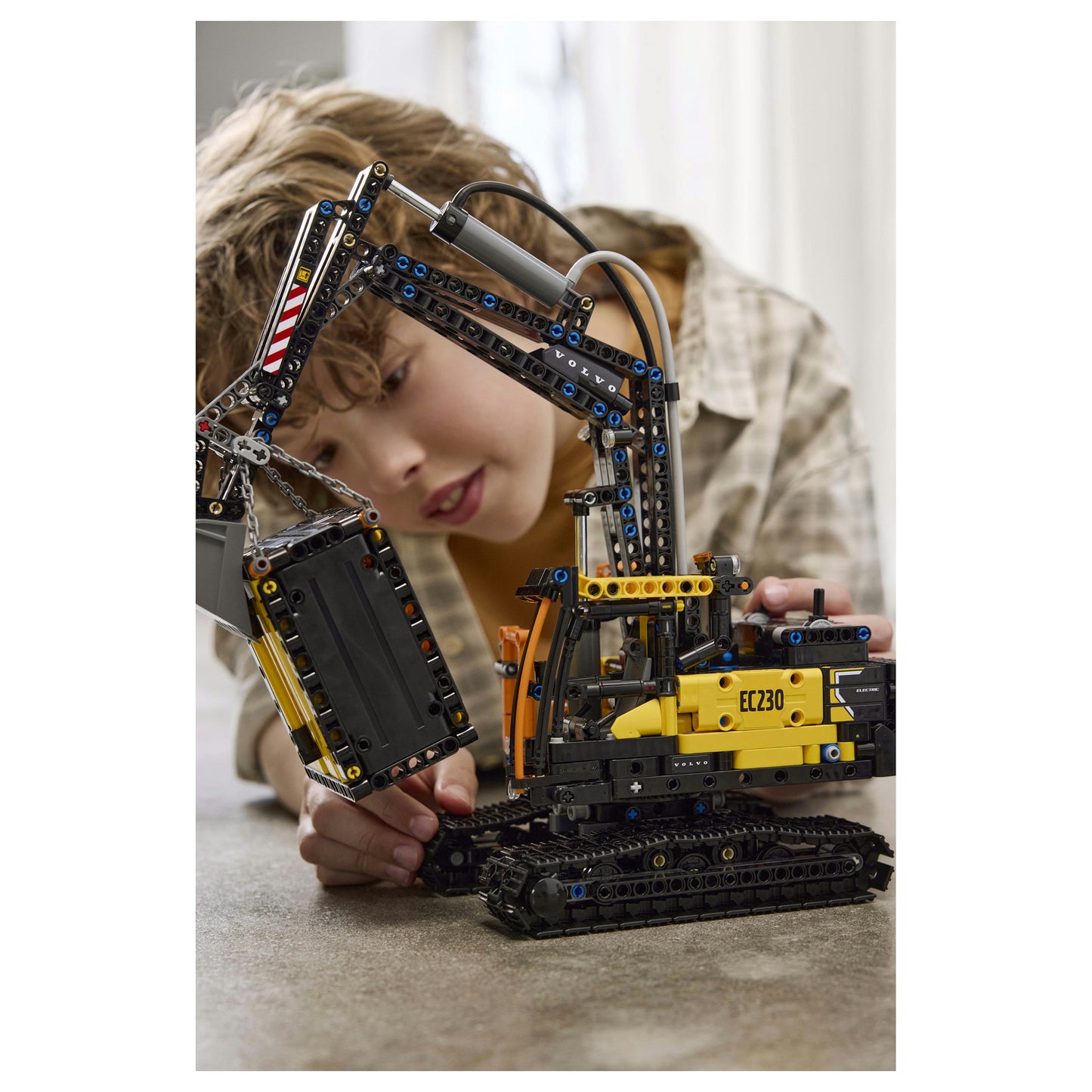 LEGO Technic Volvo FMX LKW mit EC230 Electric Raupenbagger 42175