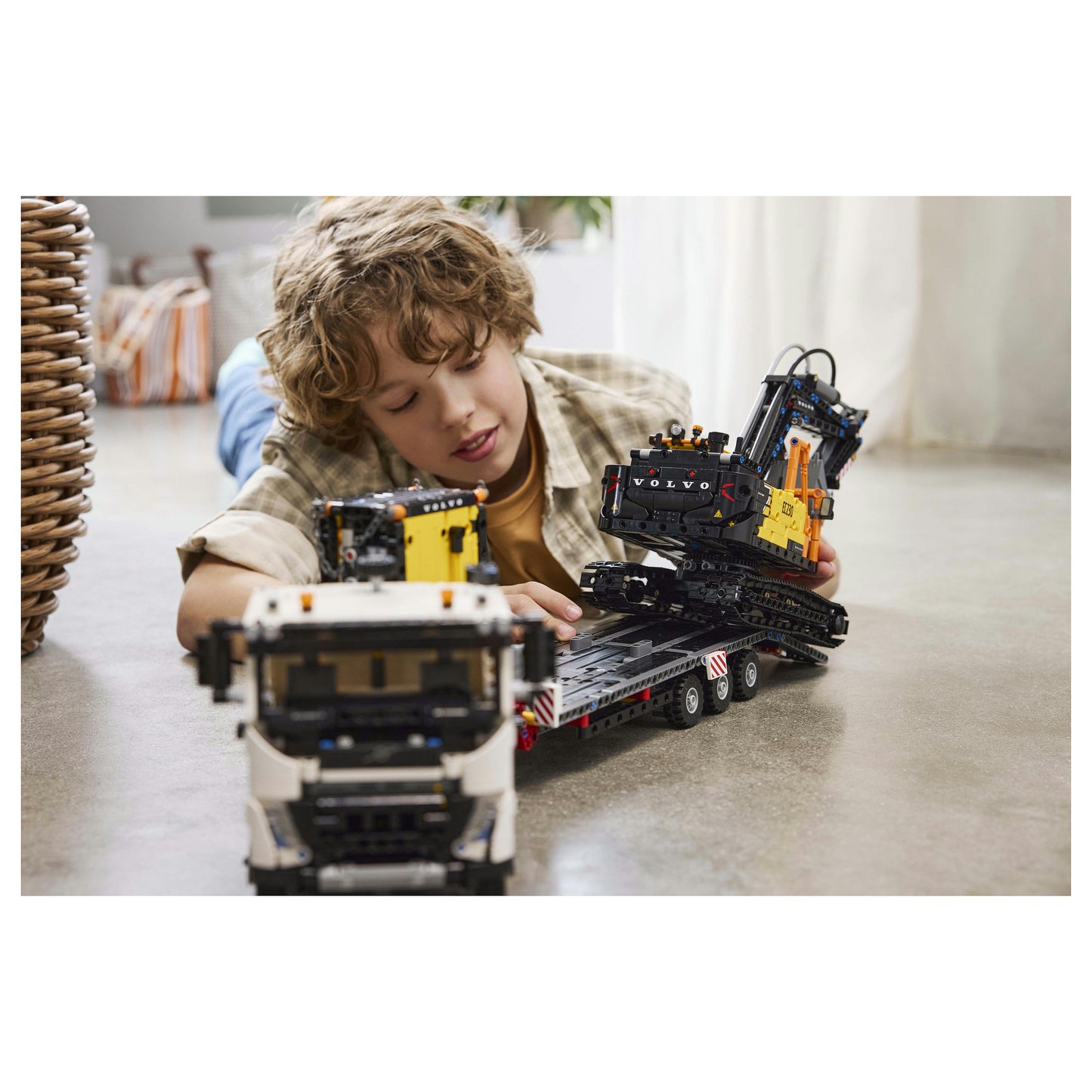 LEGO Technic Volvo FMX LKW mit EC230 Electric Raupenbagger 42175
