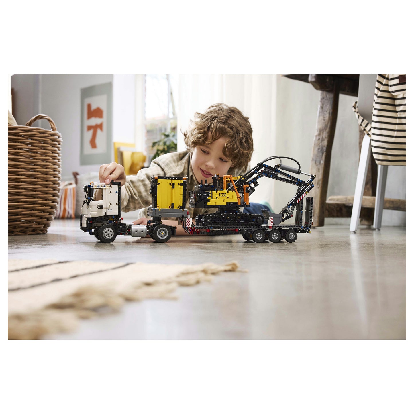 LEGO Technic Volvo FMX LKW mit EC230 Electric Raupenbagger 42175