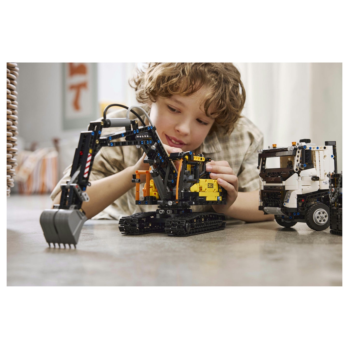 LEGO Technic Volvo FMX LKW mit EC230 Electric Raupenbagger 42175