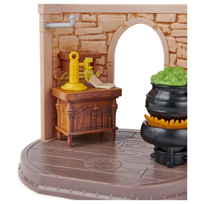 Spinmaster Wizarding World Harry Potter - Hogwarts Zaubertrnke Klassenzimmer Spielset mit exklusiver Harry Potter Sammelfigur