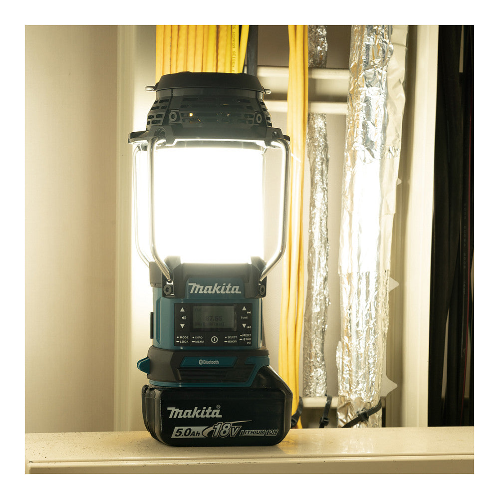 Makita DMR056 Akku-Radio mit Laterne