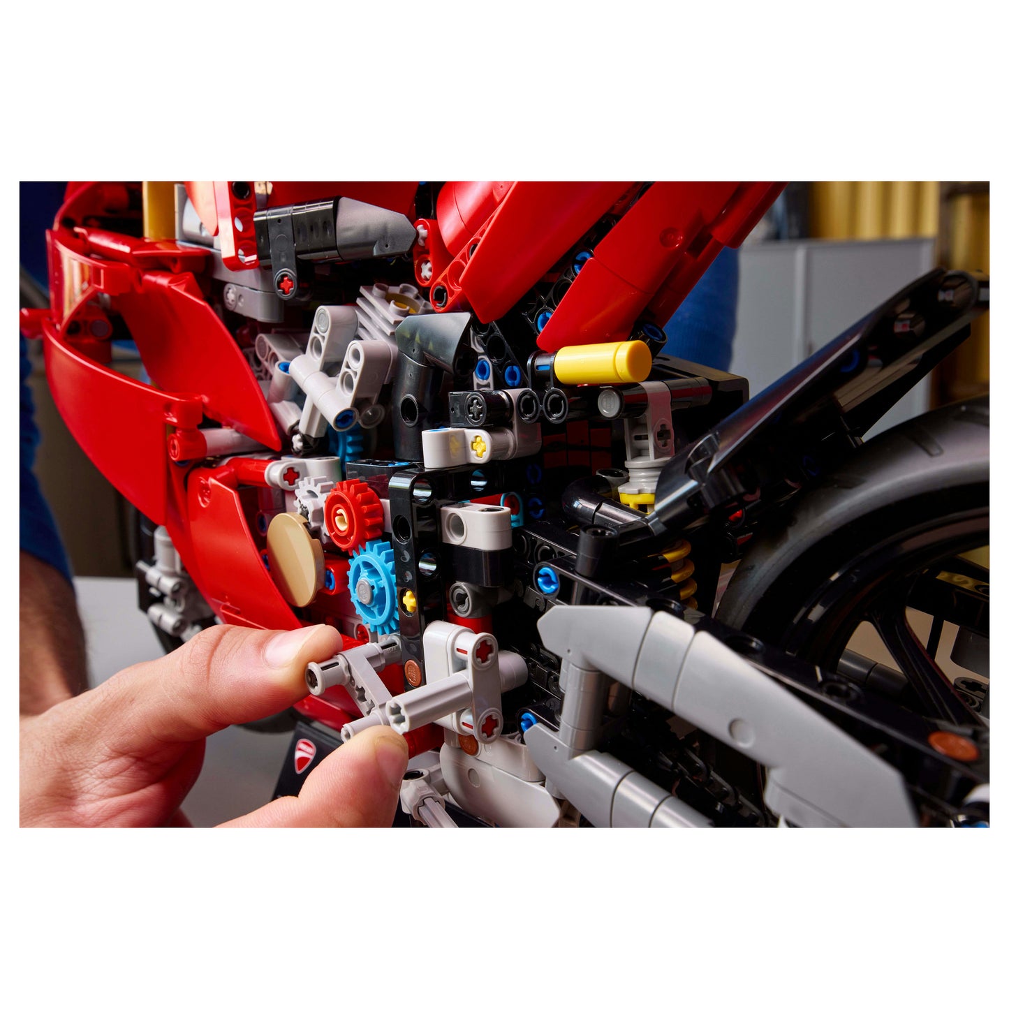 LEGO 42202 Technic Ducati Panigale V4 S Motorrad