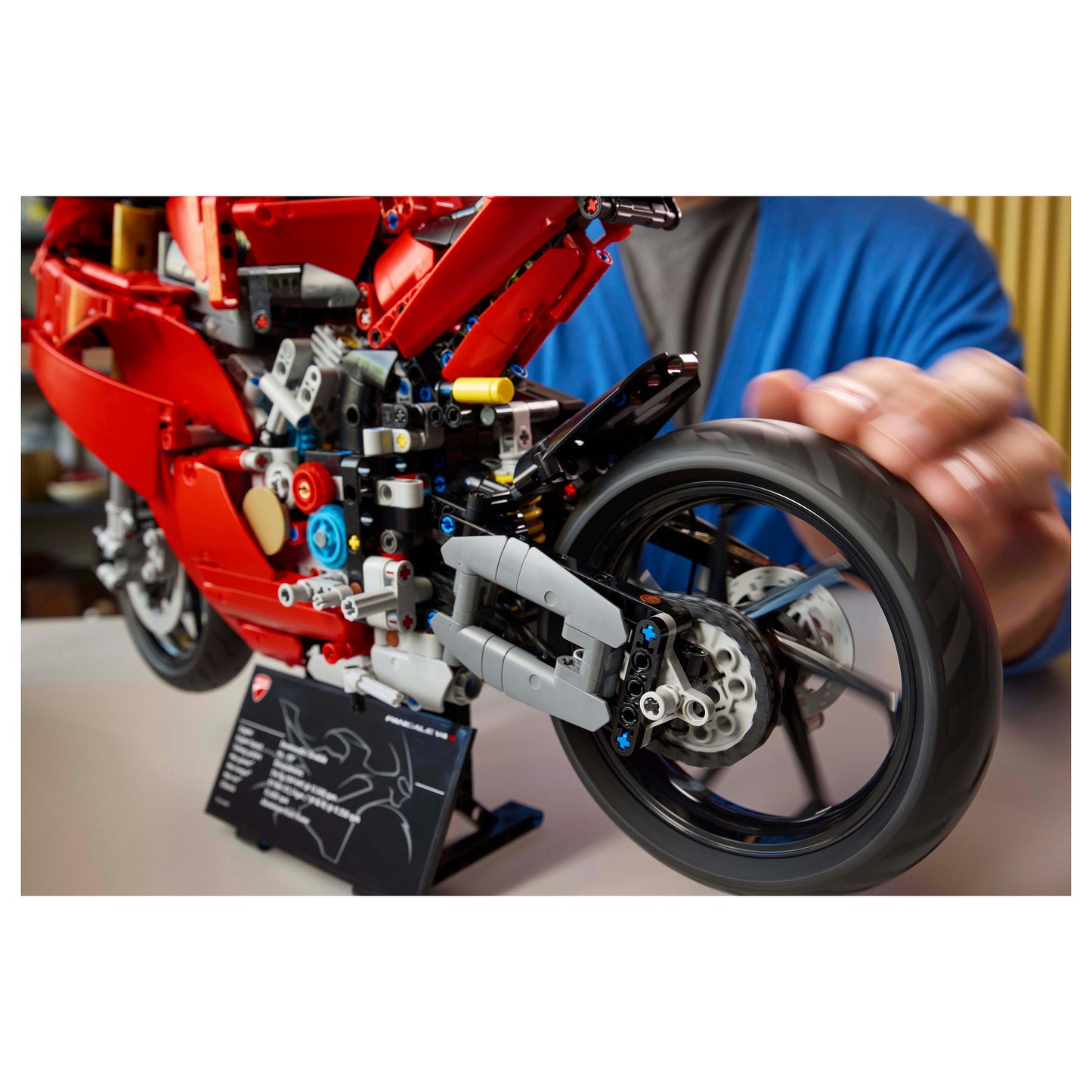 LEGO 42202 Technic Ducati Panigale V4 S Motorrad
