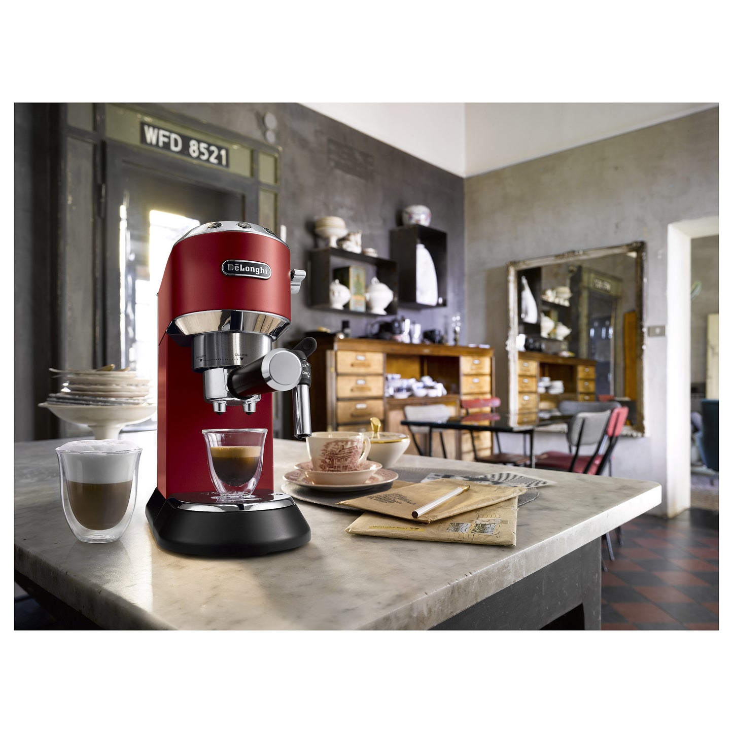 DeLonghi Kaffeemaschine Dedica EC685.R *rot*