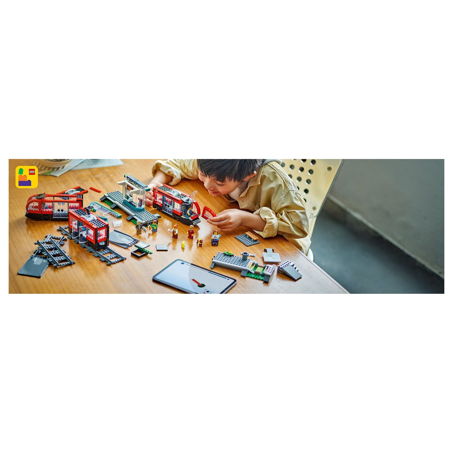 LEGO 60423 City Straßenbahn mit Haltestelle
