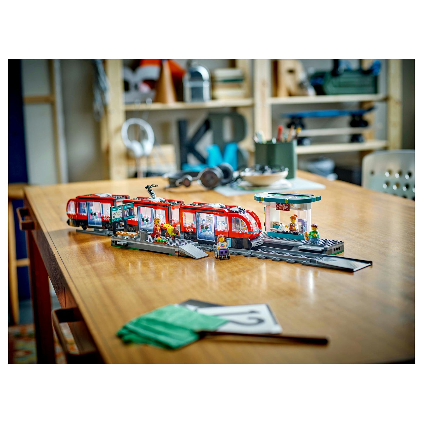 LEGO 60423 City Straßenbahn mit Haltestelle