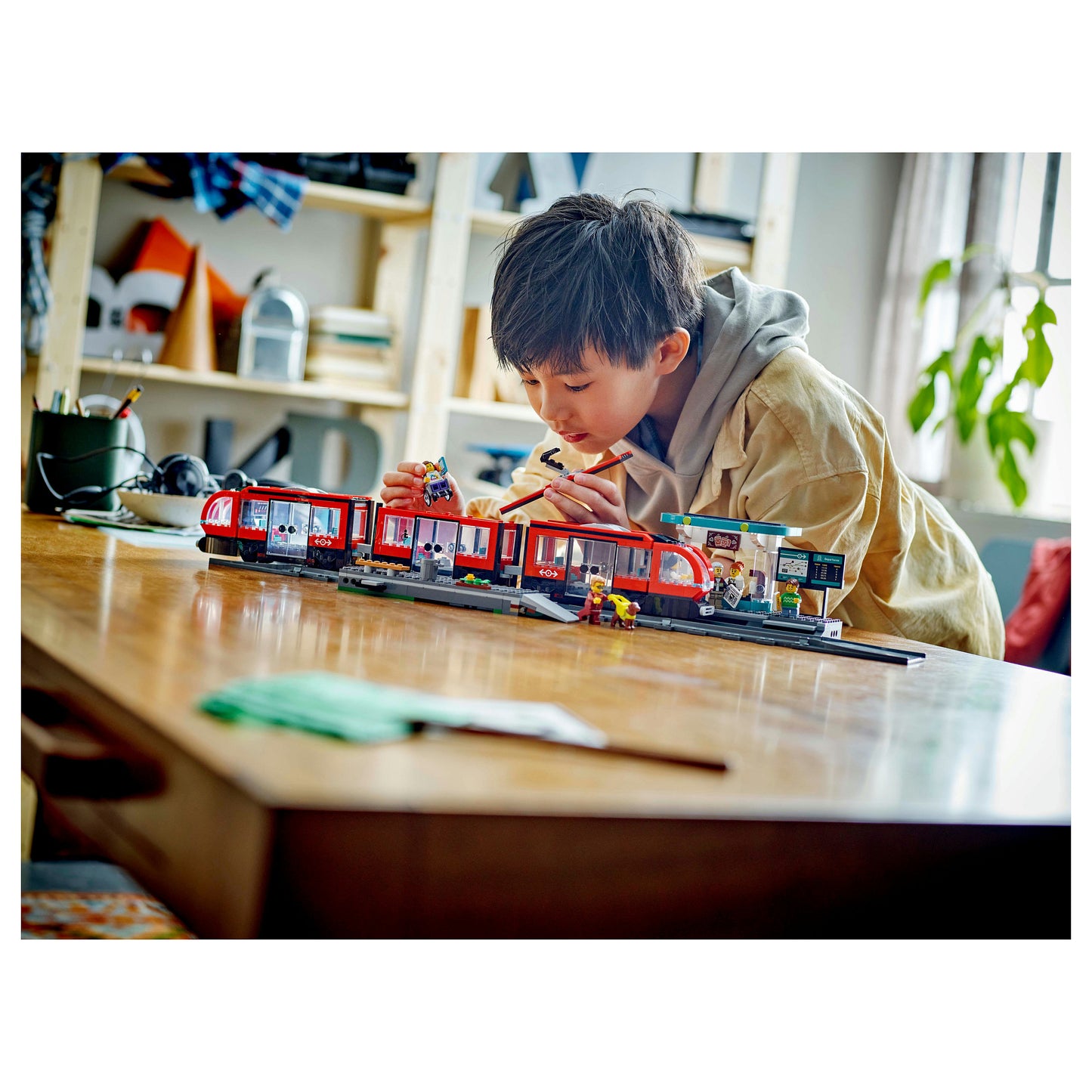 LEGO 60423 City Straßenbahn mit Haltestelle