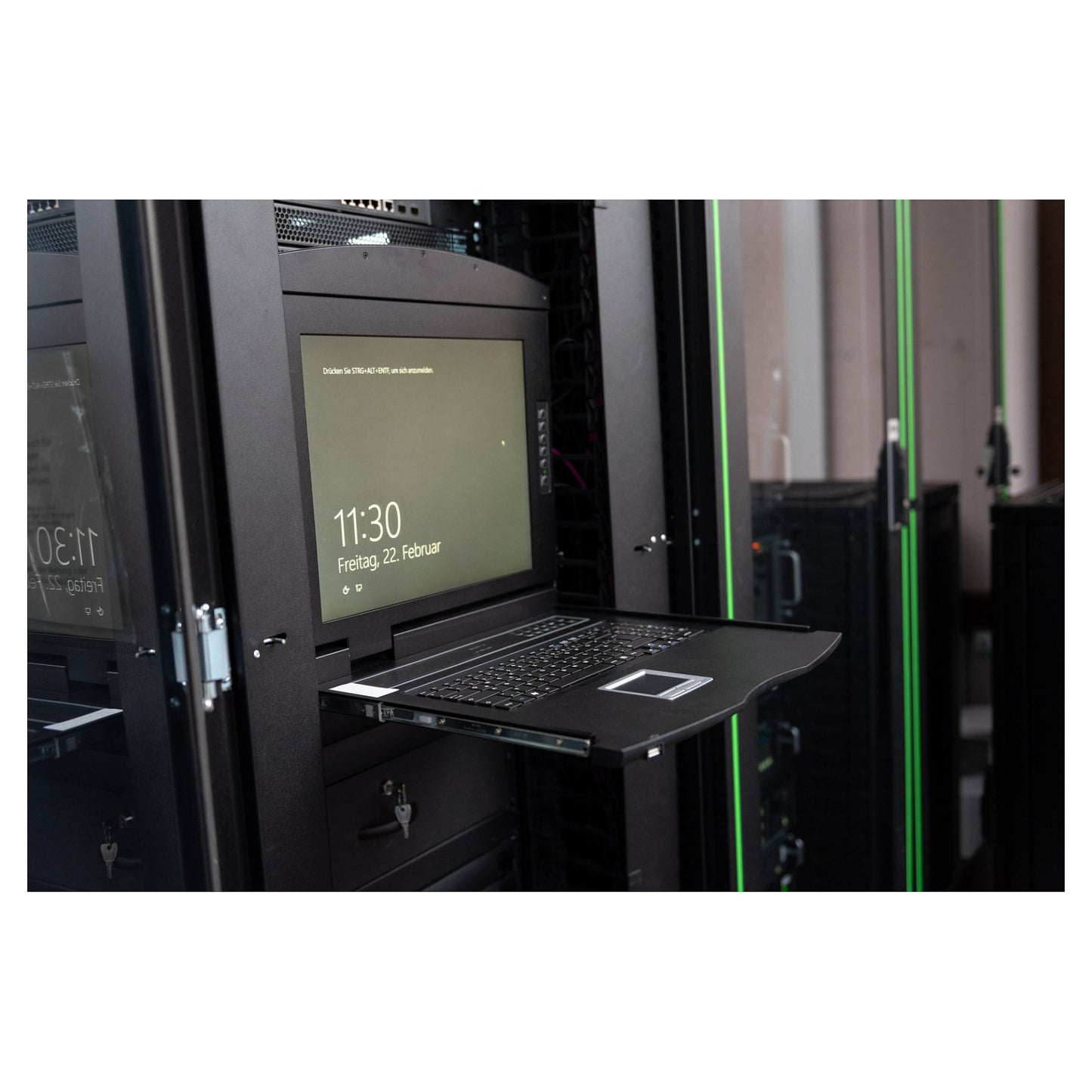 Digitus Modulare HD LCD KVM Konsole mit 19" TFT, 8-Port VGA KVM Anschluss, Touchpad, deutsches Tastaturlayout
