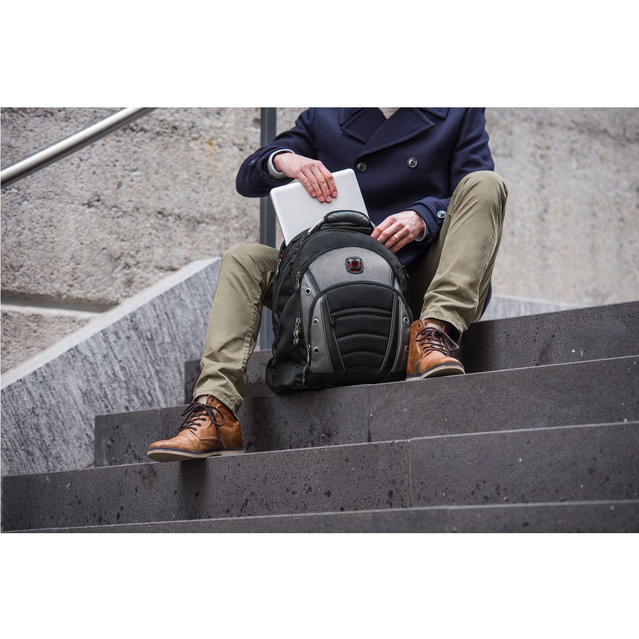 WENGER Synergy Notebook Rucksack fuer 35.8 bis 39.6cm 14.1 bis 15.6Zoll Tablet. Laptop schwarz grau
