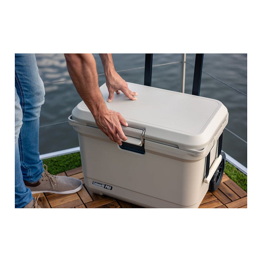 COLEMAN PRO 55QT Kühlbox, Teleskopgriff und Rädern