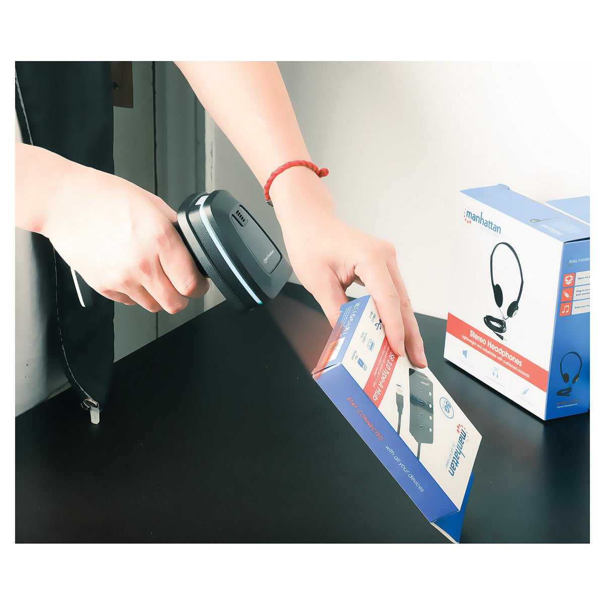 MANHATTAN Kabelloser 2D Long Range LED-Barcodescanner Wireless 4.2 und 2,4 GHz USB-A-Nanoempfänger