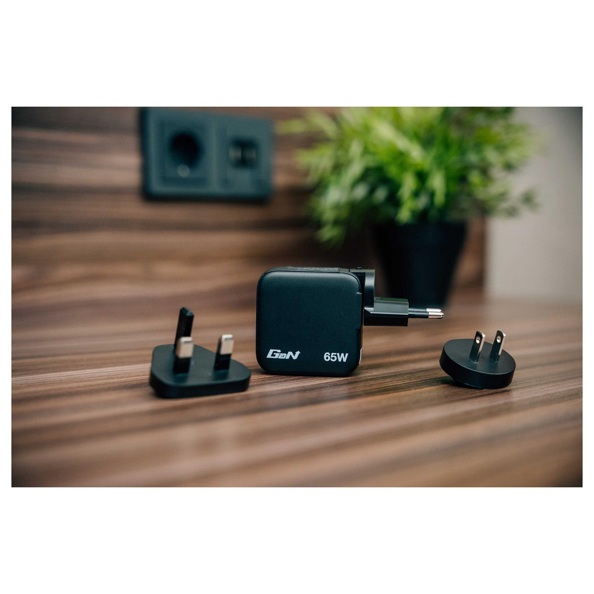 Verbatim Mini GaN Charger 3 Port 65W w Display (EU/UK/US)