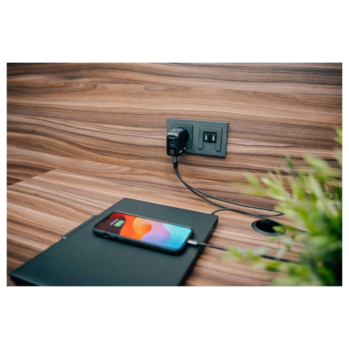 Verbatim Mini GaN Charger 3 Port 65W w Display (EU/UK/US)
