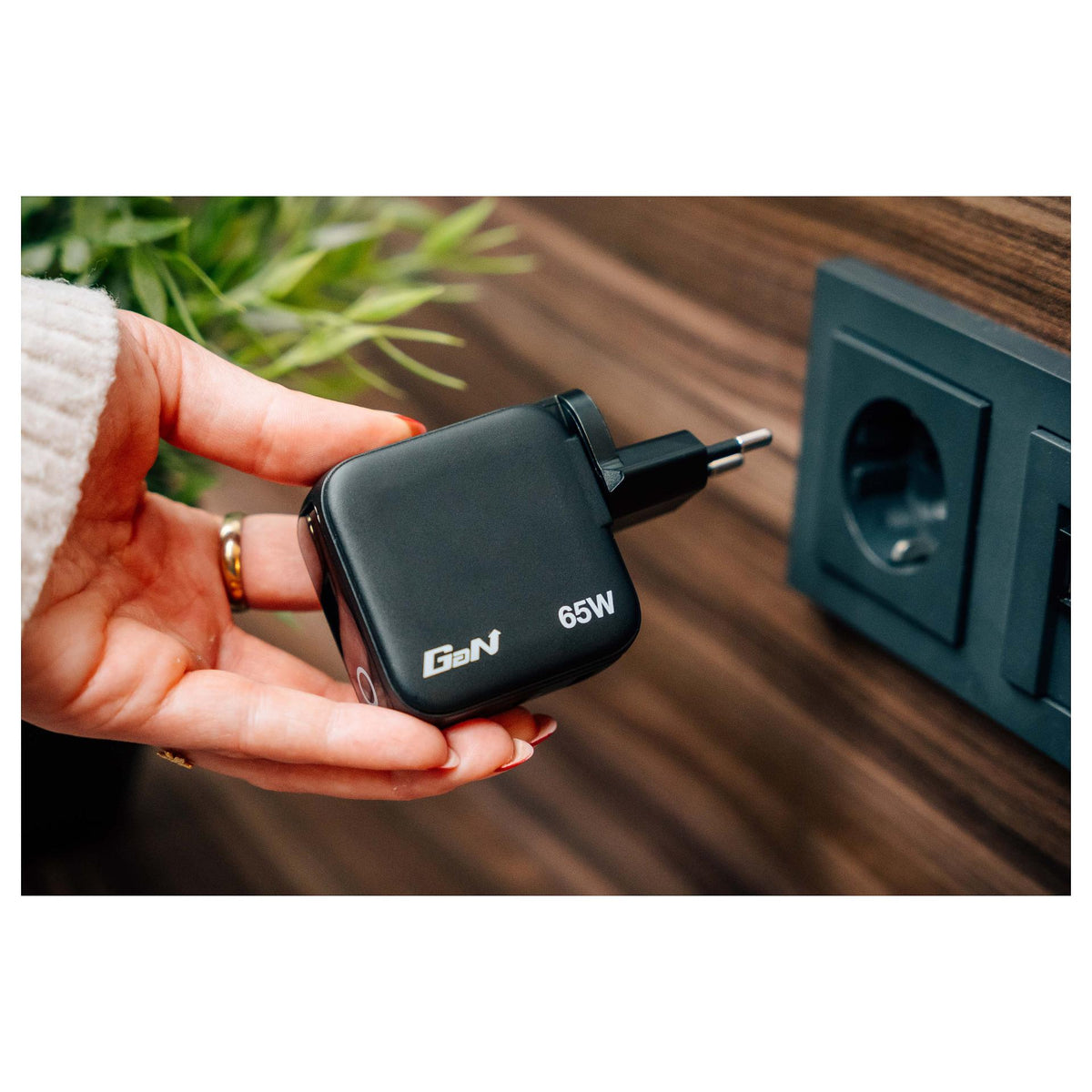 Verbatim Mini GaN Charger 3 Port 65W w Display (EU/UK/US)