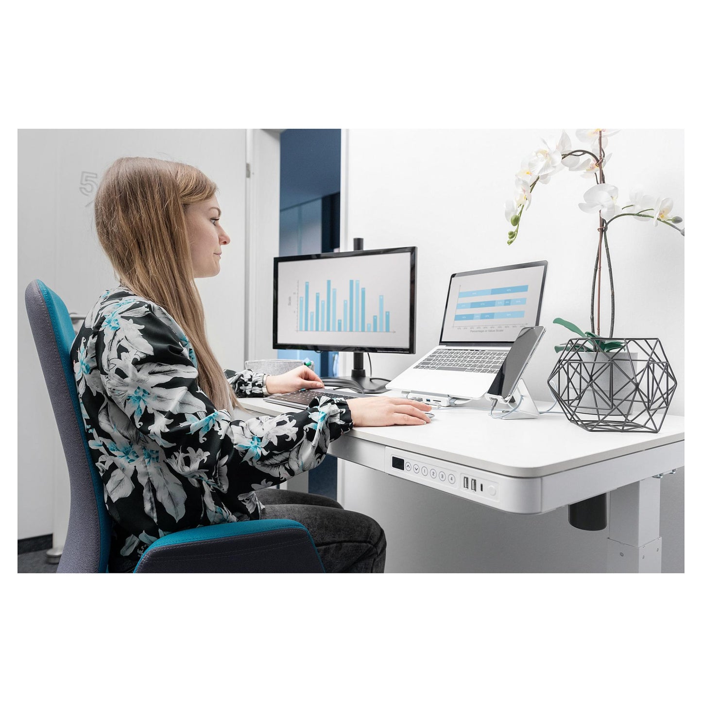 Schreibtisch elektrisch höhenverstellbar mit Schublade und USB-Ladestation 1200x600x120mm 50KG DIGITUS White